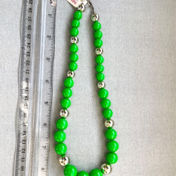 VINTAGE GREEN & SILVER GRADUATED ROUND BEAD NECKLACE 16” LONG NWT - Picture 3 of 3